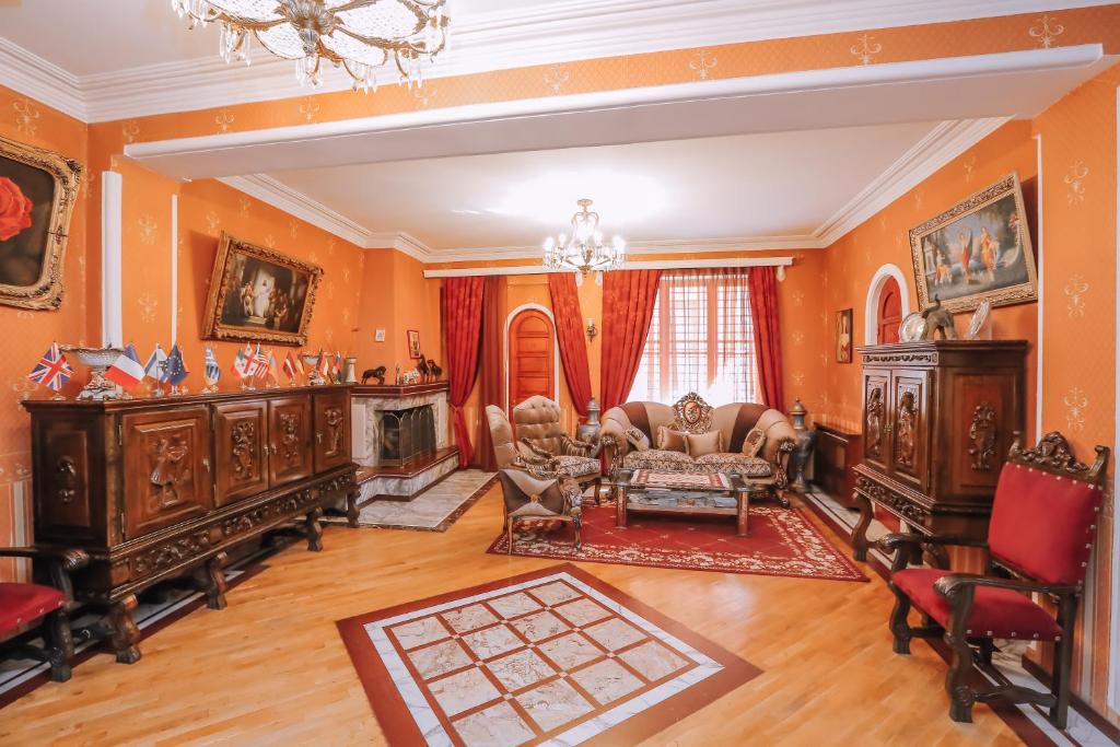sala de estar con muebles y lámpara de araña. en Boutique Old City Hotel, en Tiflis