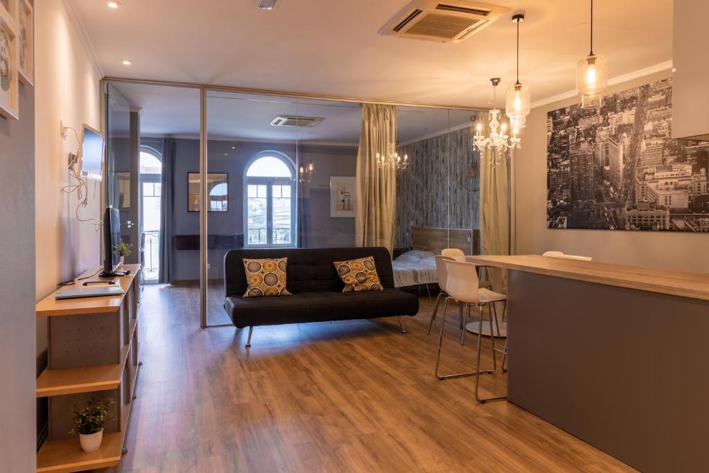 Posezení v ubytování Stylish 1 Bedroom Apartment - 500m from the beach