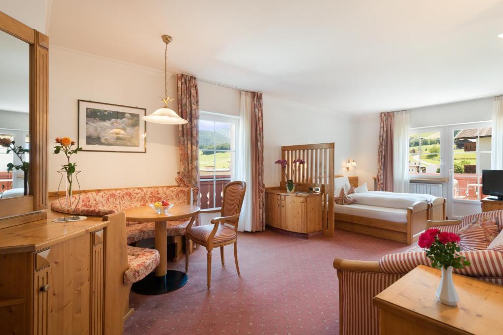 Posezení v ubytování Hotel zum Wolf