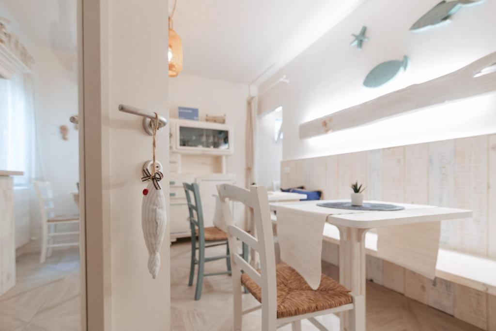 eine Küche und ein Esszimmer mit einem Tisch und Stühlen in der Unterkunft Laguna Suite B&B in Chioggia