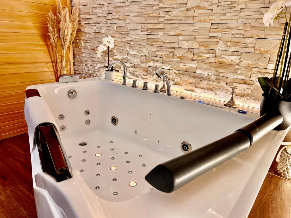 BIRDIE Pension & Wellness - King Suite With Spa Bath