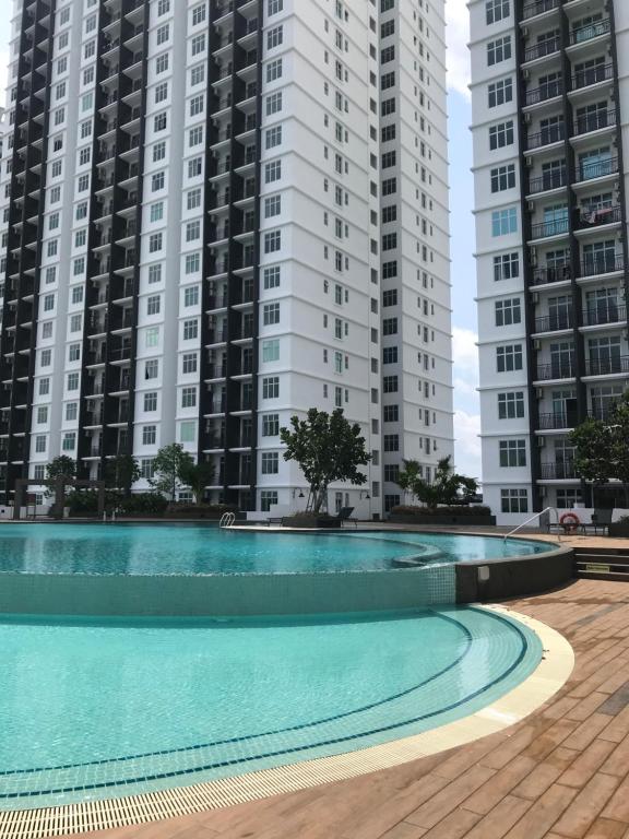 新山的住宿－Homestay SKS Apartment Larkin Johor Bahru，一座空游泳池,位于高楼前