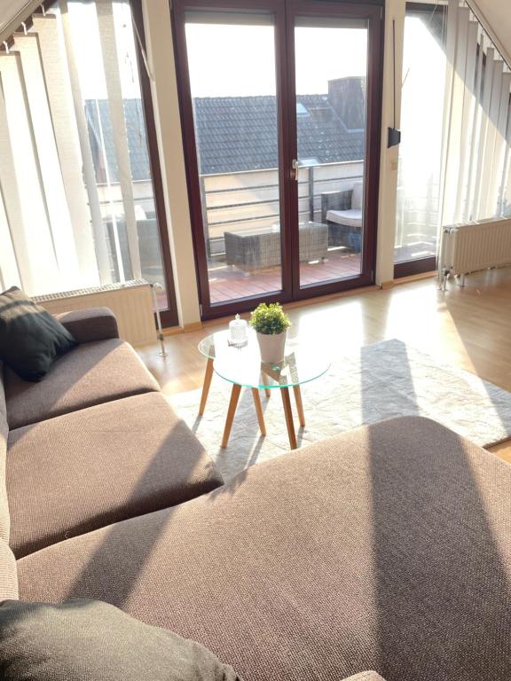 ein Wohnzimmer mit einem Sofa und einem Tisch in der Unterkunft Ferienwohnung Seeblick in Northeim
