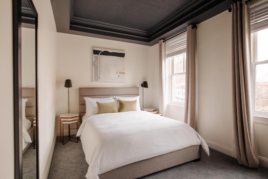 ein Schlafzimmer mit einem weißen Bett und einem Fenster in der Unterkunft Found Dupont Circle powered by Sonder in Washington
