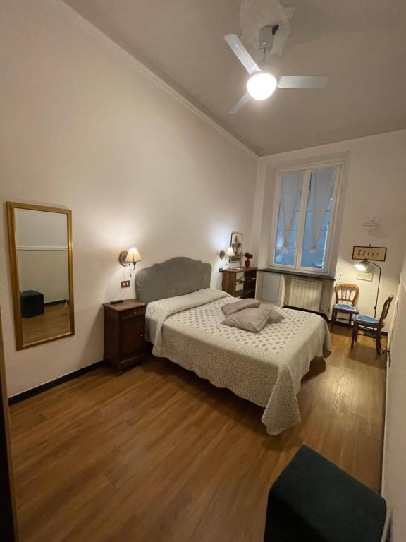 ジェノヴァにあるSan Lorenzo 21 Apartmentのベッドルーム(ベッド1台、鏡付)