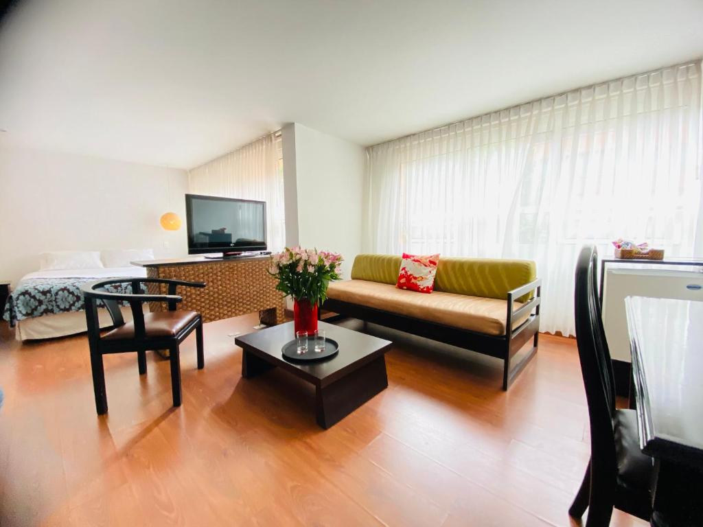 TV a/nebo společenská místnost v ubytování Hotel Retiro 84 by MIJ