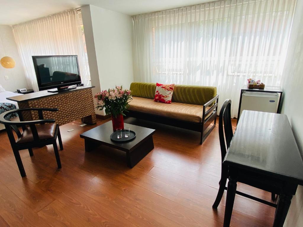 TV a/nebo společenská místnost v ubytování Hotel Retiro 84 by MIJ