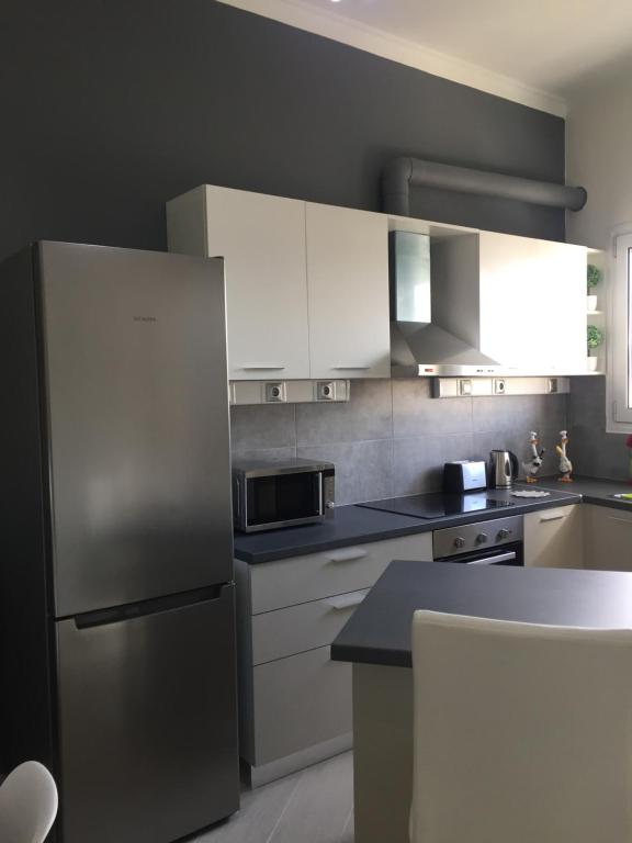 Kuchnia lub aneks kuchenny w obiekcie *KASTELLINO* FULLY RENOVATED 4Beds/2Bathrooms