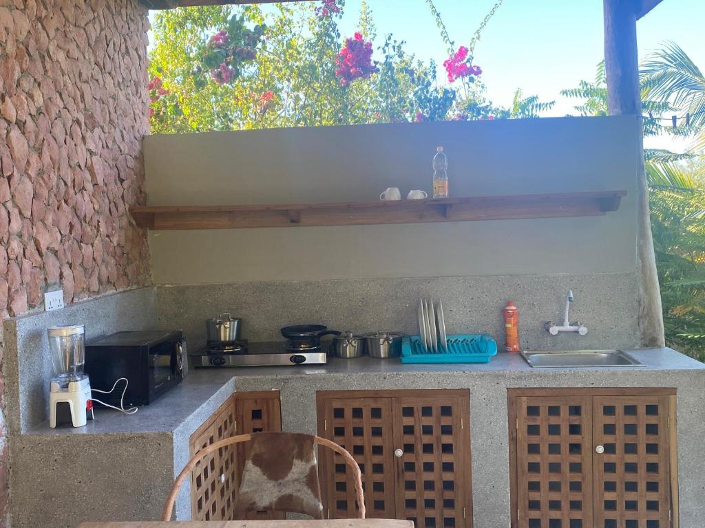 Kuchyň nebo kuchyňský kout v ubytování Mbuyuni Beach Village