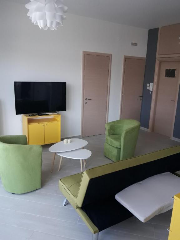 Telewizja i/lub zestaw kina domowego w obiekcie *KASTELLINO* FULLY RENOVATED 4Beds/2Bathrooms