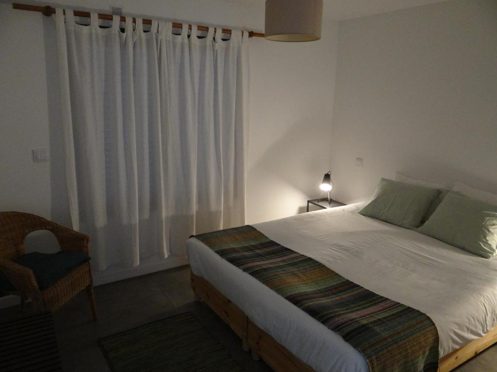 Un dormitorio con una cama grande y una ventana en That Little Place in Batalha, en Batalha