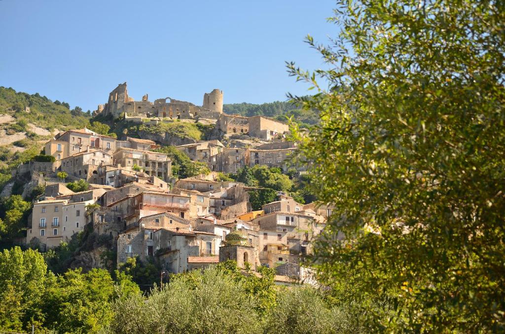 a village on top of a hill with a castle at Casa Armando in Cleto