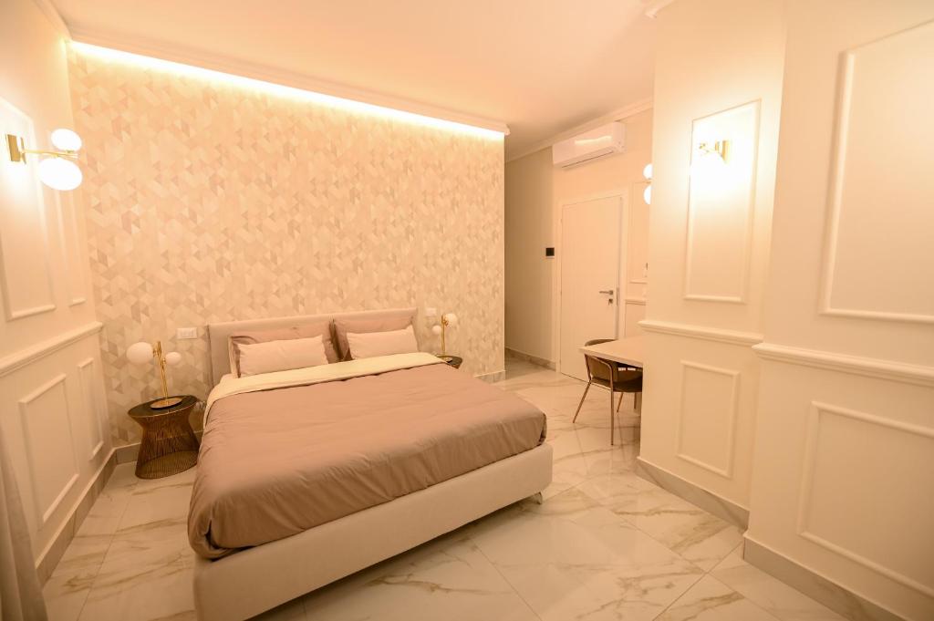 En eller flere senge i et værelse på ANAMA camere & suite