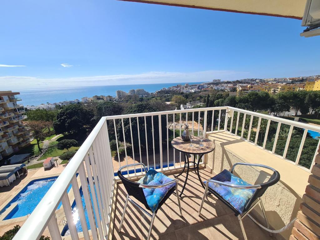 balcón con mesa, sillas y vistas al océano en IRiS DEL MAR en Benalmádena