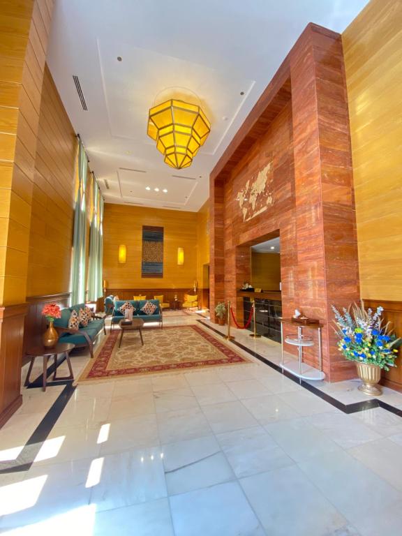 um lobby de um hotel com sofás e cadeiras em Biz Hotel Apartments em Tabuk