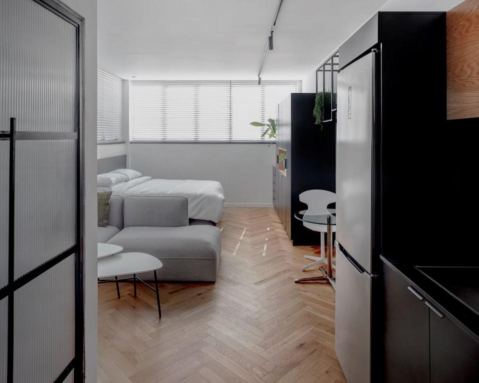 Ruang duduk di DeBlox living - Ben Avigdor Apartments