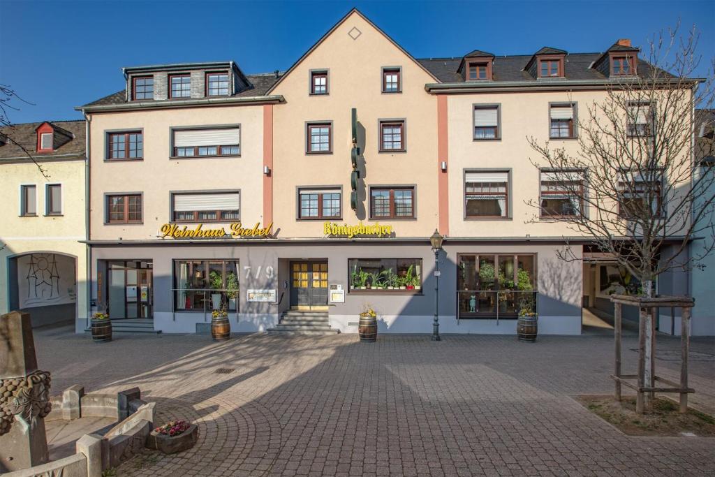 un grand bâtiment avec une cour en face dans l'établissement Hotel-Restaurant Weinhaus Grebel, à Coblence