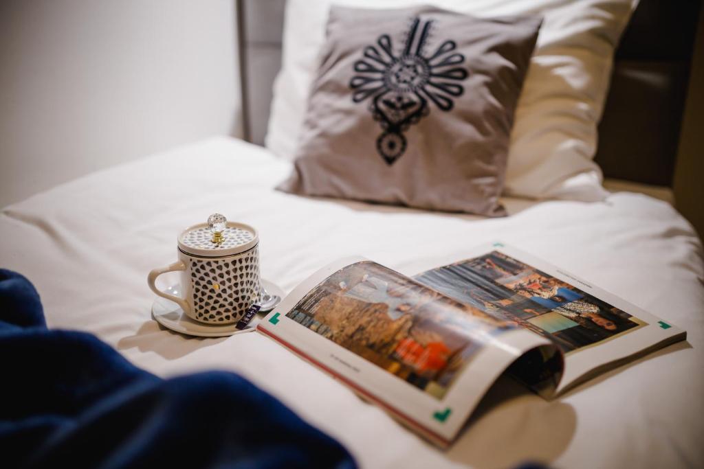Posteľ alebo postele v izbe v ubytovaní Apartament33 Luxury View Centralny Widok na jezioro sauna, siłownia - 100 metrów od Jeziora Czorsztyńskiego i ścieżki rowerowej Velo Czorsztyn obok Kluszkowce Ski