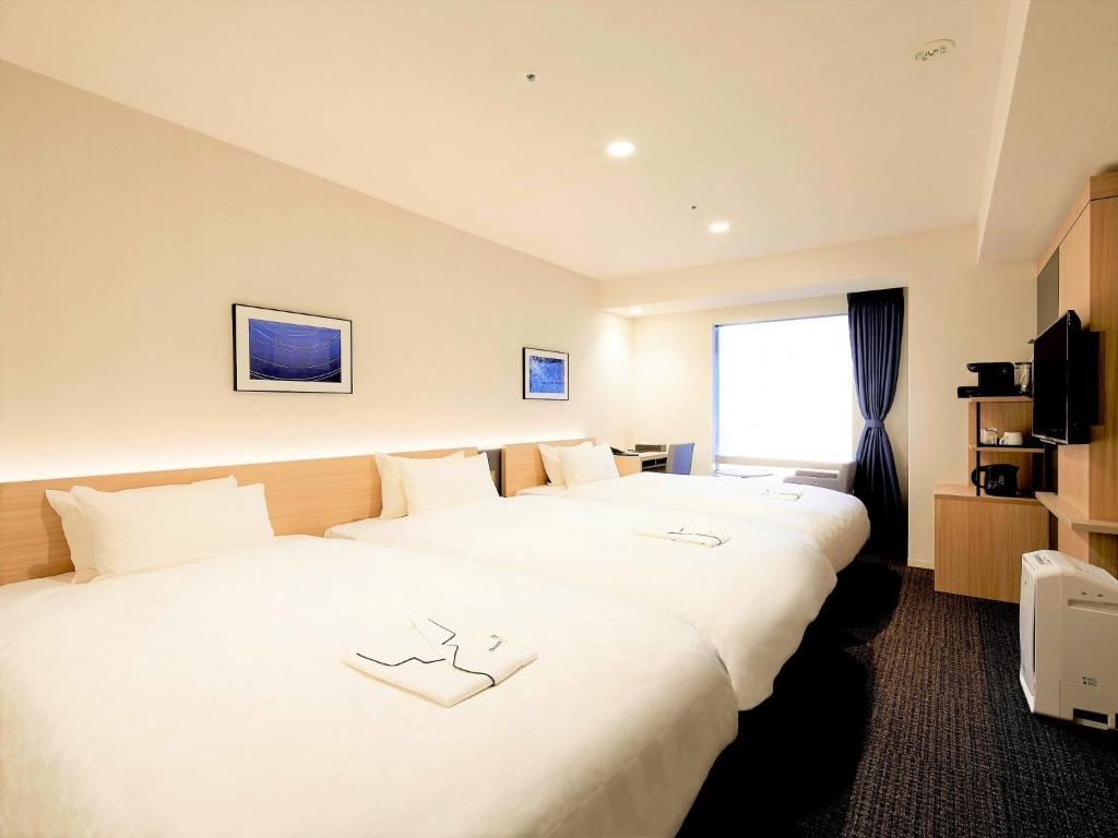 una camera d'albergo con due letti e una finestra di Tmark City Hotel Tokyo Omori - Vacation STAY 26425v a Tokyo