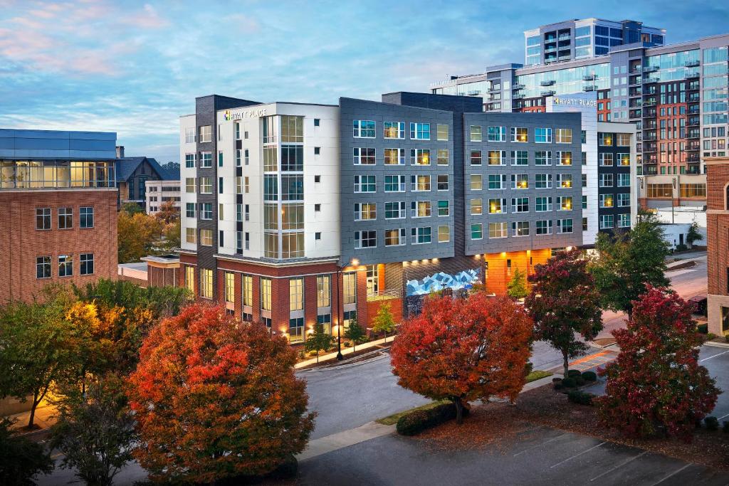 una vista aérea de un edificio en una ciudad en Hyatt Place Greenville Downtown, en Greenville