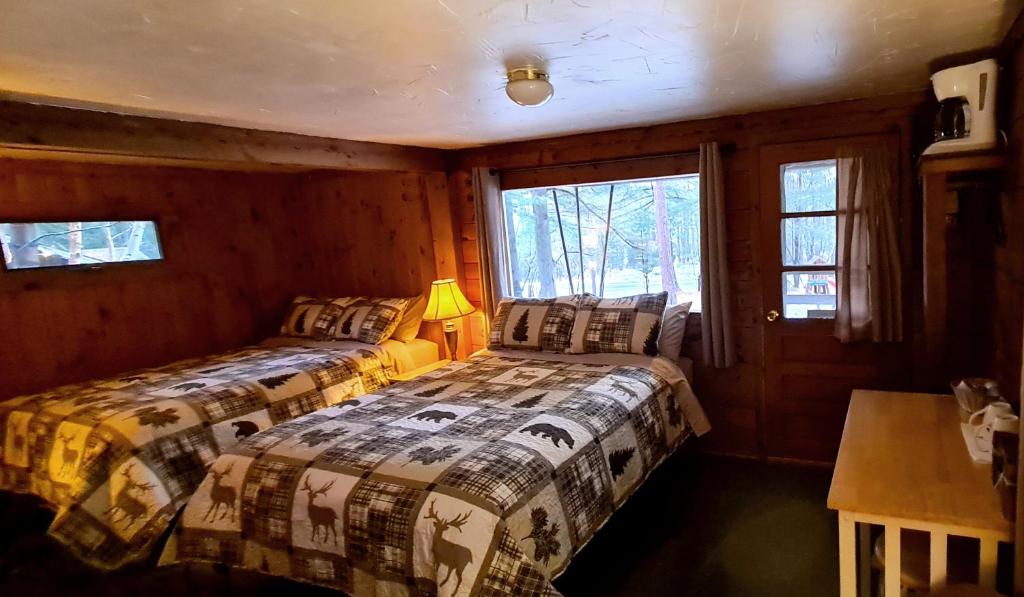 Postel nebo postele na pokoji v ubytování The Wilderness Inn: Chalets