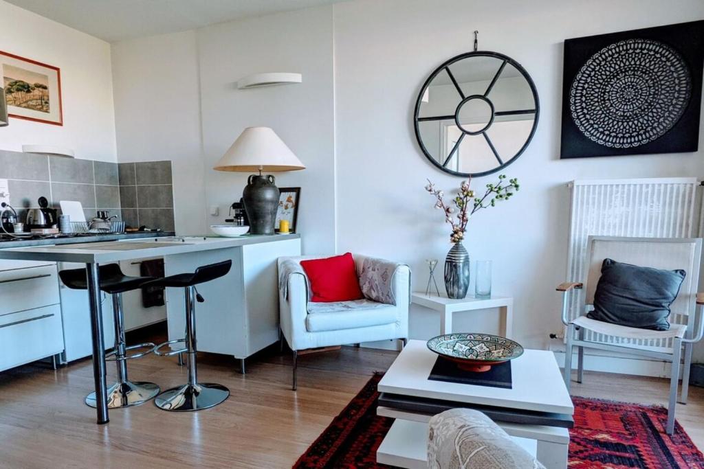 une cuisine et un salon avec une table et des chaises dans l'établissement Charming bright T2 balcony parking telework, à Annecy