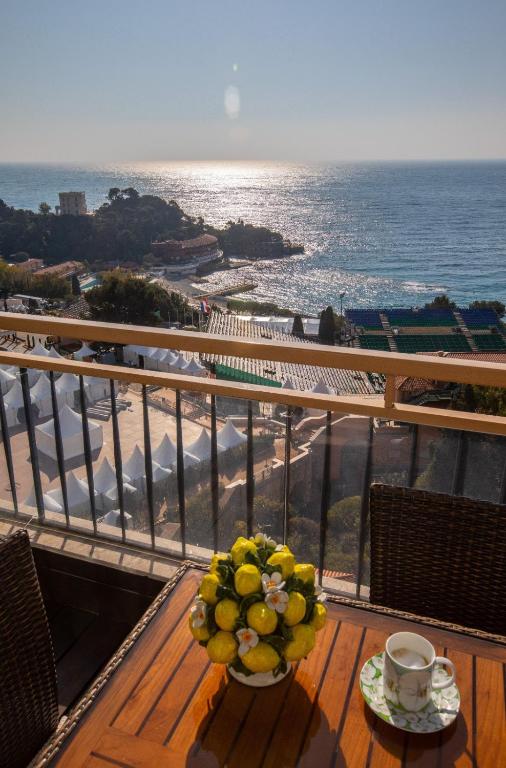 EXCEPTIONAL! PENTHOUSE in front of Monte Carlo Beach and Tennis Club - Apartamento De Tres Habitaciones
