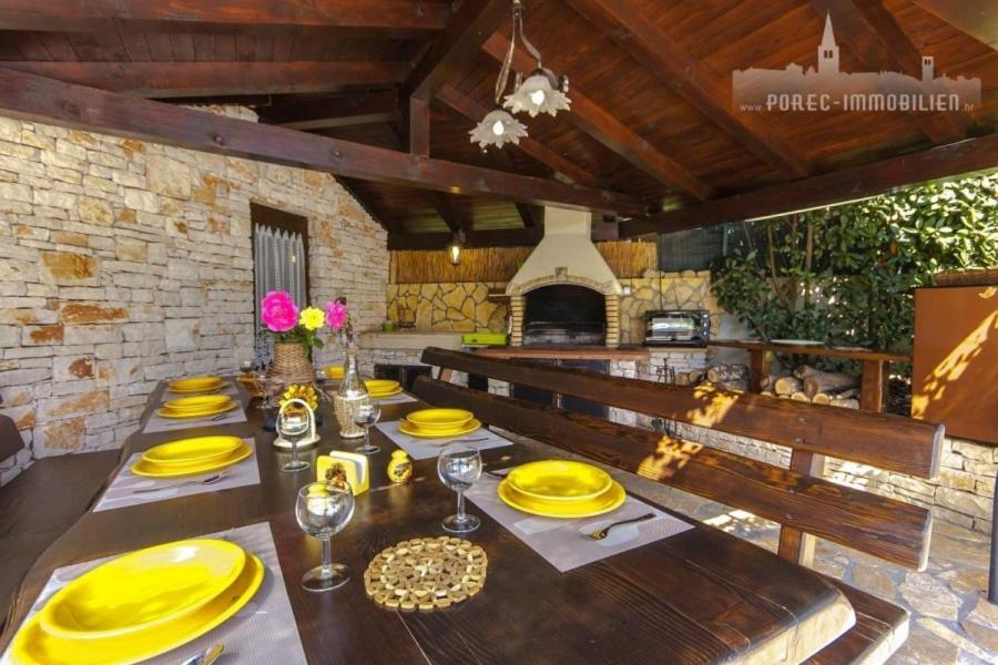 Reštaurácia alebo iné gastronomické zariadenie v ubytovaní Villa ALEXANDER