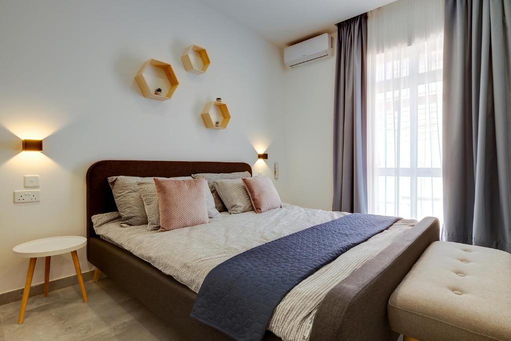 1 dormitorio con 1 cama grande y ventana en Perfect Location, Idyllic 2BR Apartment, en Sliema