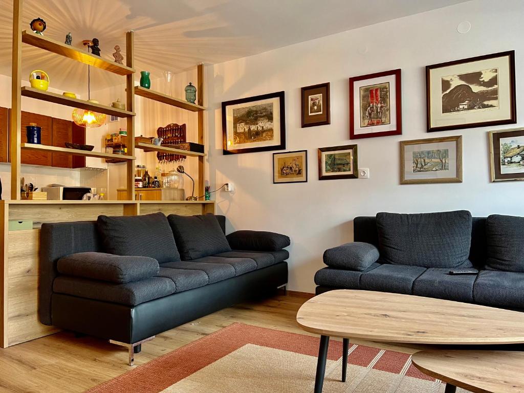 - un salon avec un canapé et une table dans l'établissement Studio Mila, à Kranjska Gora