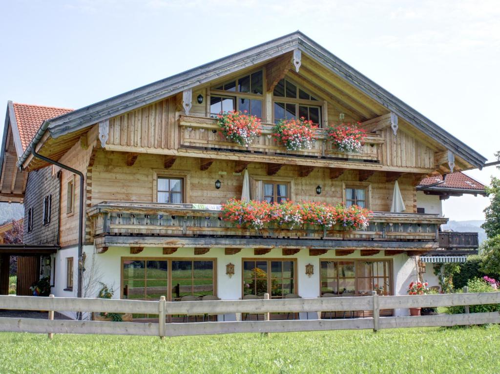 una casa de madera con flores en el balcón en Gästehaus Hirschbichler - Chiemgau Karte, en Inzell