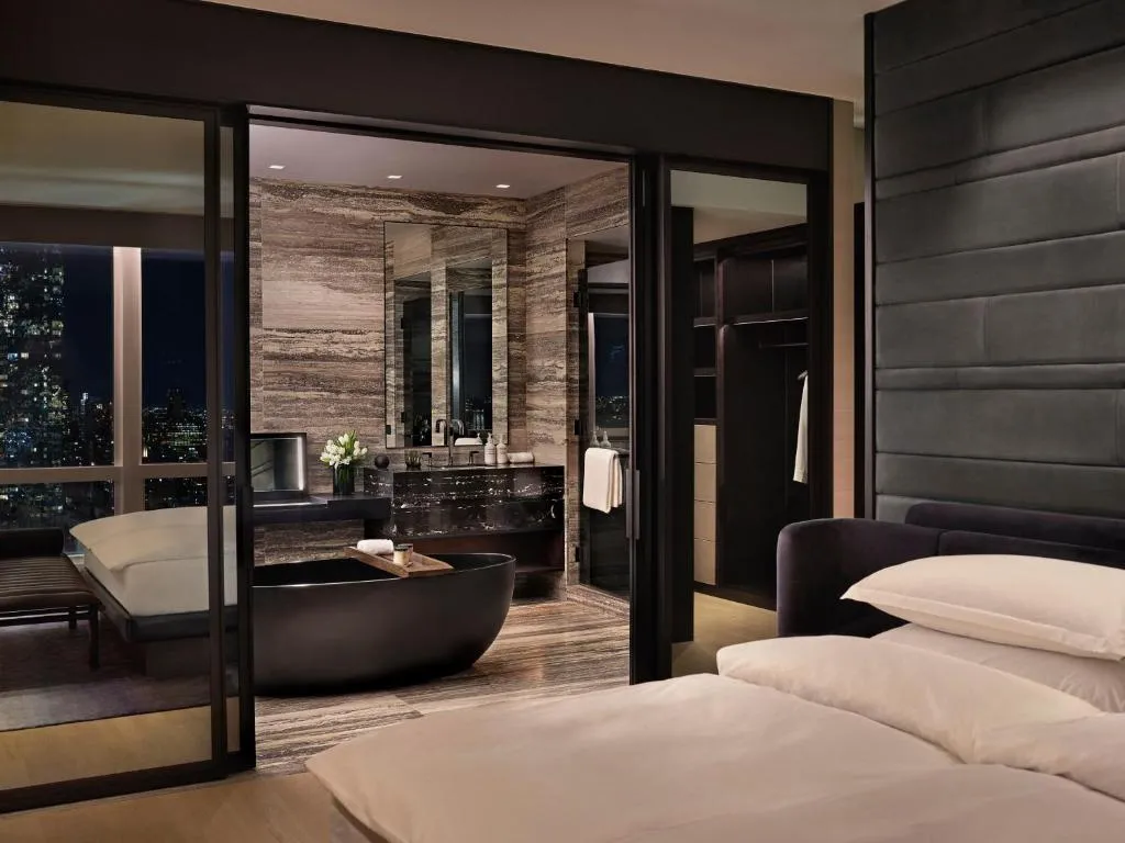 EQX Skyline View One Bedroom Corner Suite, 1 King Bed