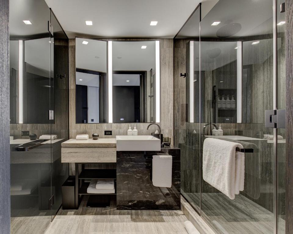 Equinox Hotel New York photo 2