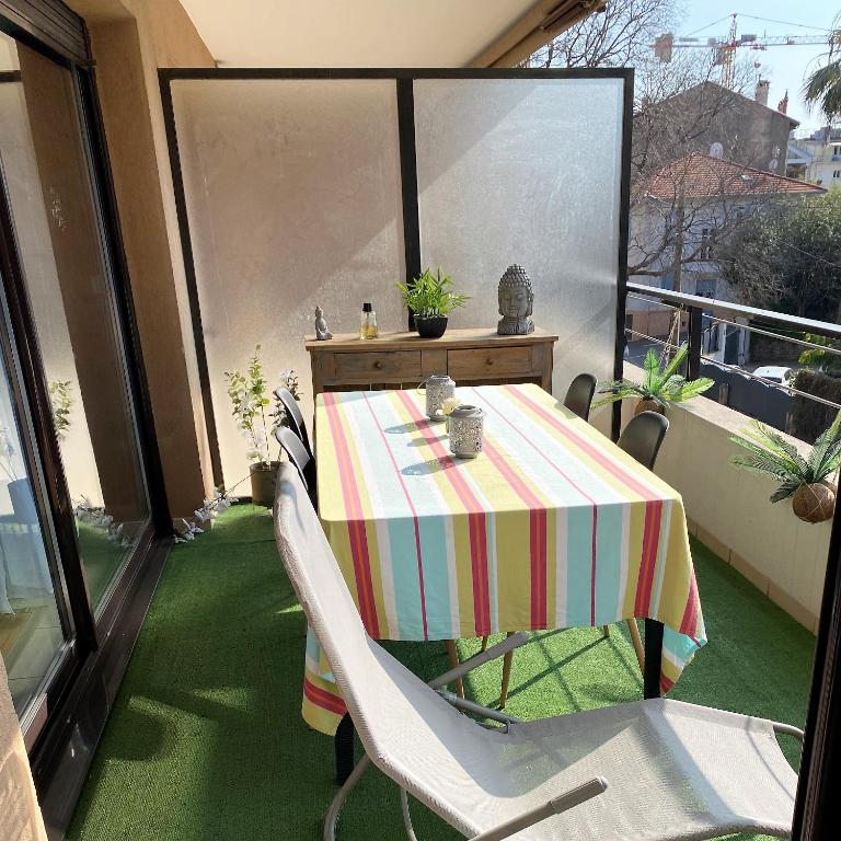 Il dispose d'une terrasse avec une table et des chaises. dans l'établissement T2 proche de la gare, à 10 minutes à pieds de la Croisette, piscine & parking dans résidence de haut standing, à Cannes