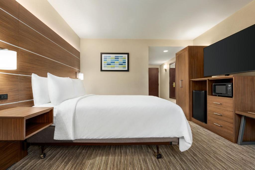 Postel nebo postele na pokoji v ubytování Holiday Inn Express & Suites Philadelphia - Mt Laurel by IHG
