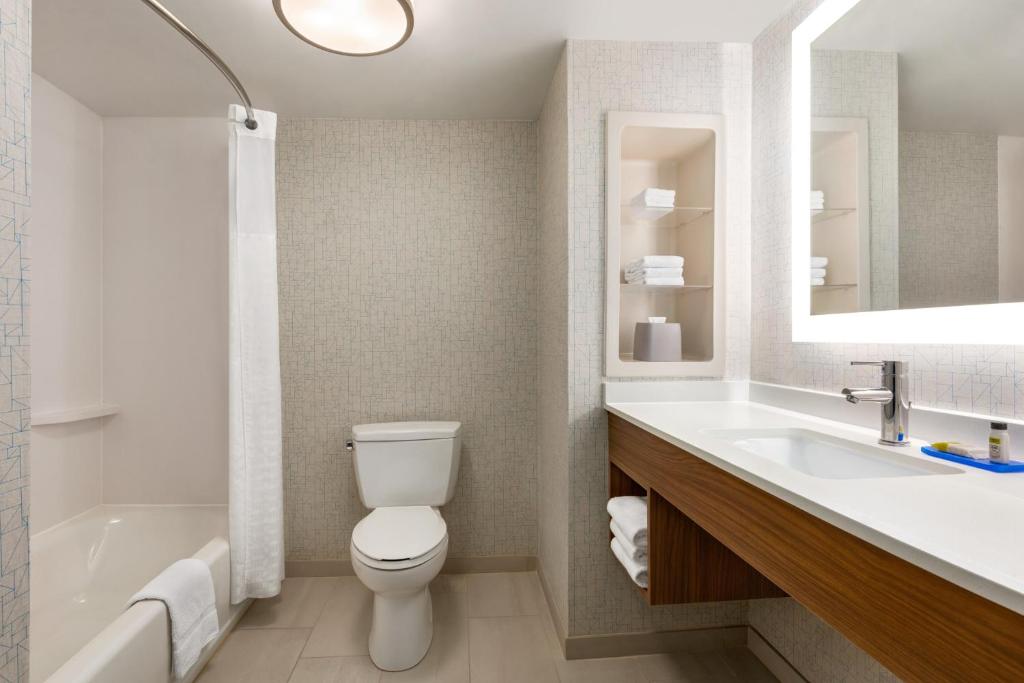 Koupelna v ubytování Holiday Inn Express & Suites Philadelphia - Mt Laurel by IHG