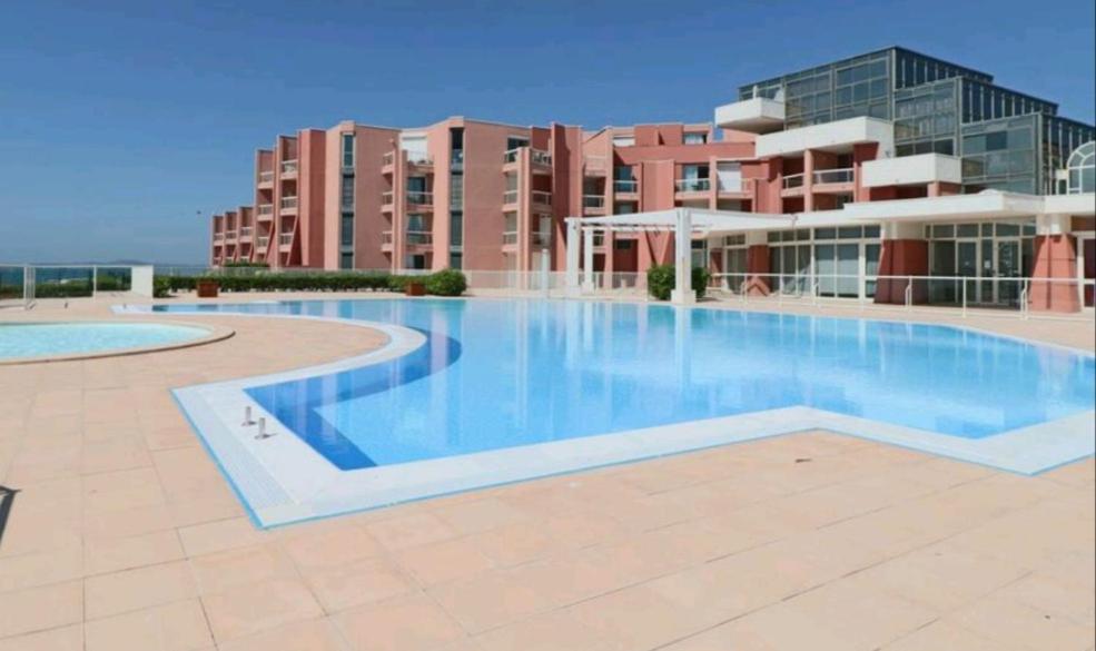 Photo de la galerie de l'établissement Cosy T2 refait à neuf climatisé, vue mer avec terrasse et jardin, Wifi piscine tennis et parking, à Sète
