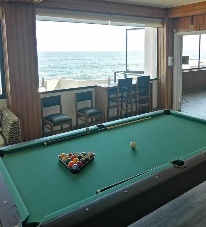 Uma mesa de bilhar em Hotel Oceanic