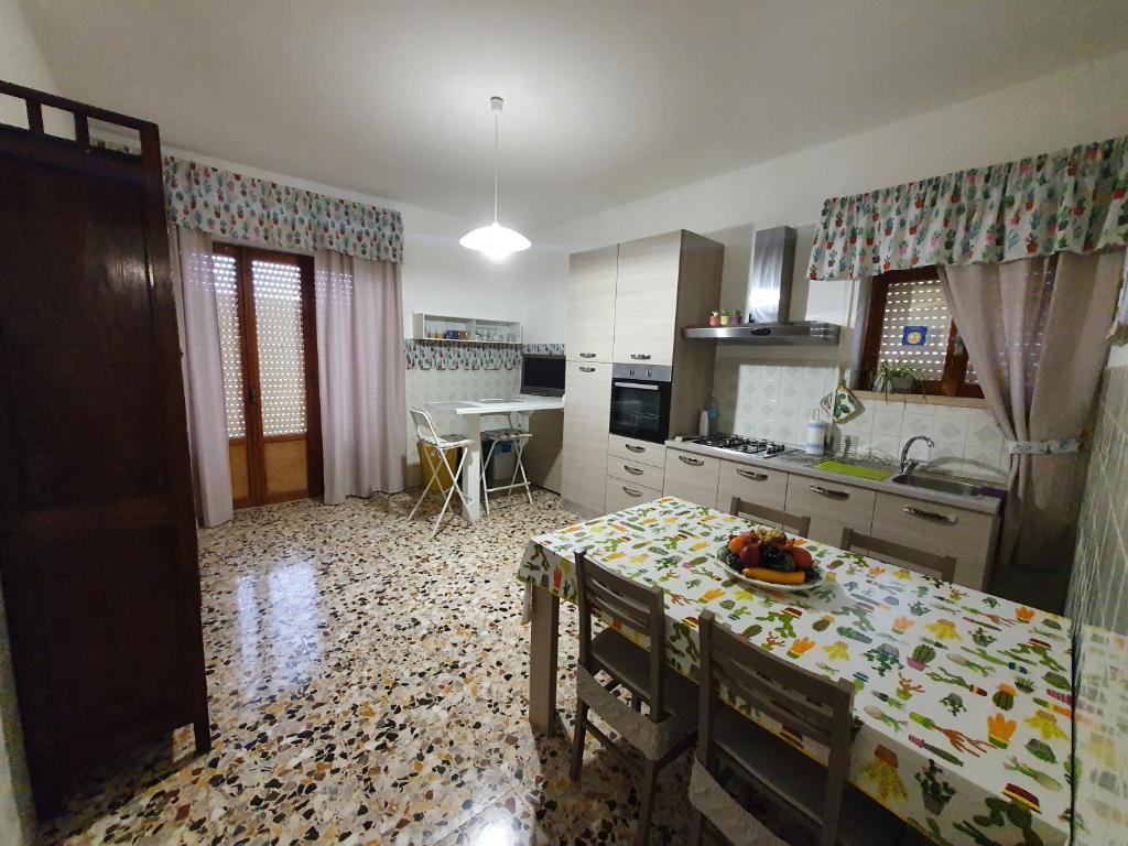 cocina con mesa y comedor en Casa Papona en Sezze