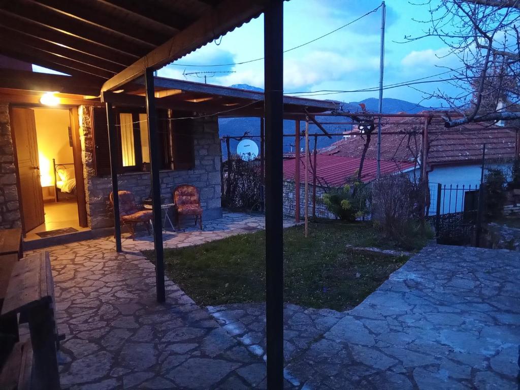 um pátio de uma casa com uma pérgola em Τείχιο Μπουτίκ - Tihio Boutique - Πέτρινος ξενώνας em Tíkhion