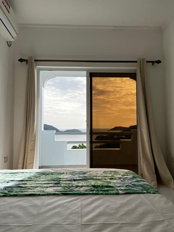 sypialnia z oknem z widokiem na ocean w obiekcie Western Ocean Breeze Self Catering w Victorii