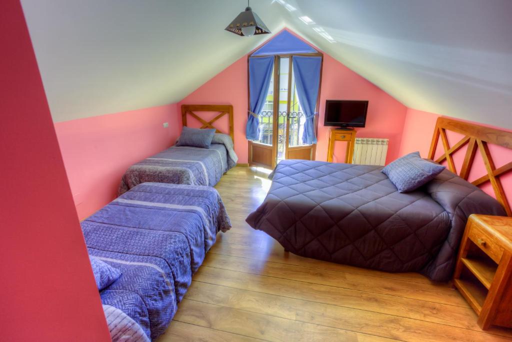 Postel nebo postele na pokoji v ubytování Hostal Rural La Tintoreria