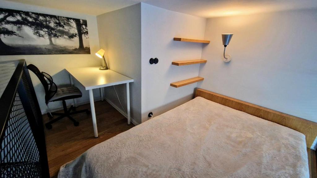 1 dormitorio con cama, escritorio y mesa en Cozy two-story Loft Apartments 6 en Tallin