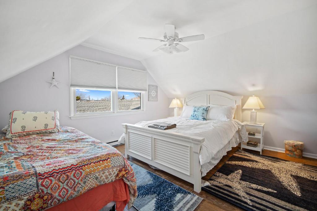 Habitación blanca con cama y ventana en ⭐️The Lucky 7 Beach House⭐️Water view⭐️4 bedroom⭐️ en Brigantine