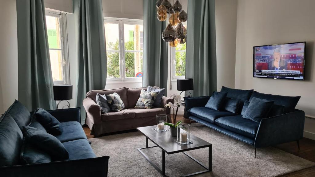 un salon avec deux canapés et une table dans l'établissement Maison de ville à Cannes à 450 mètres de la Croisette, à Cannes