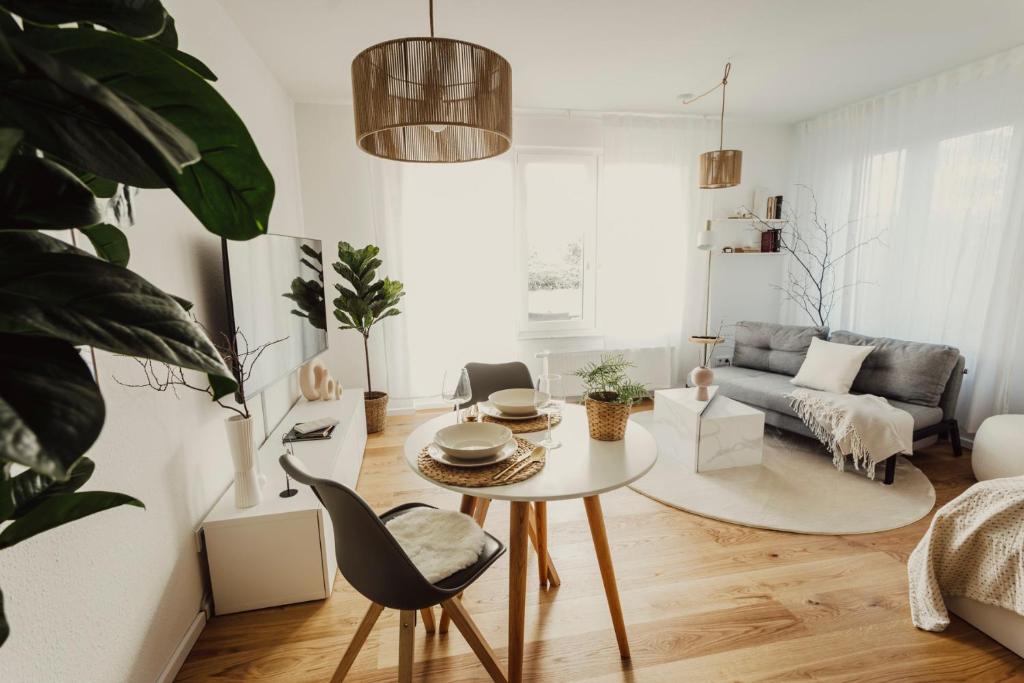 ein Wohnzimmer mit einem Tisch und einem Sofa in der Unterkunft Stilvolles Apartment in ruhiger Lage in Leipzig
