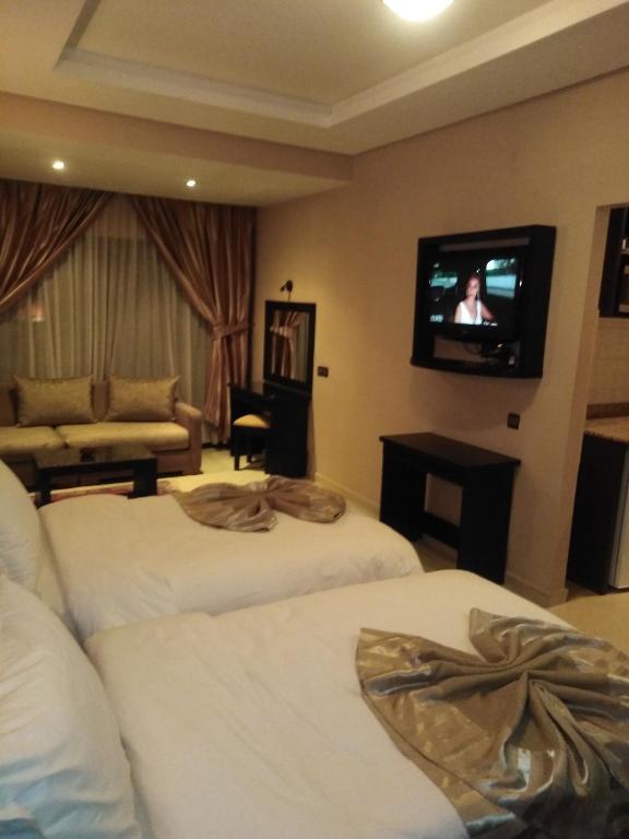 TV a/nebo společenská místnost v ubytování Suite Hotel Tilila