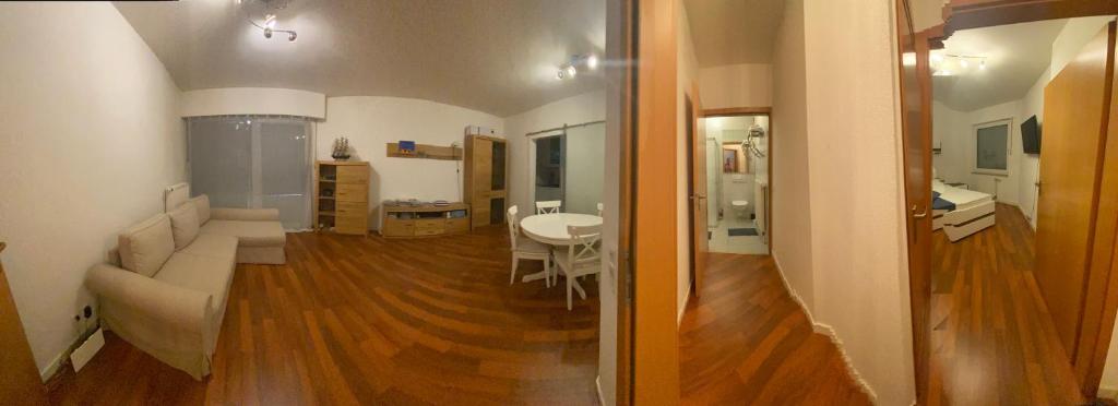 een woonkamer en een eetkamer bij Прекрасная квартира со всем необходимым для жизни in Duisburg