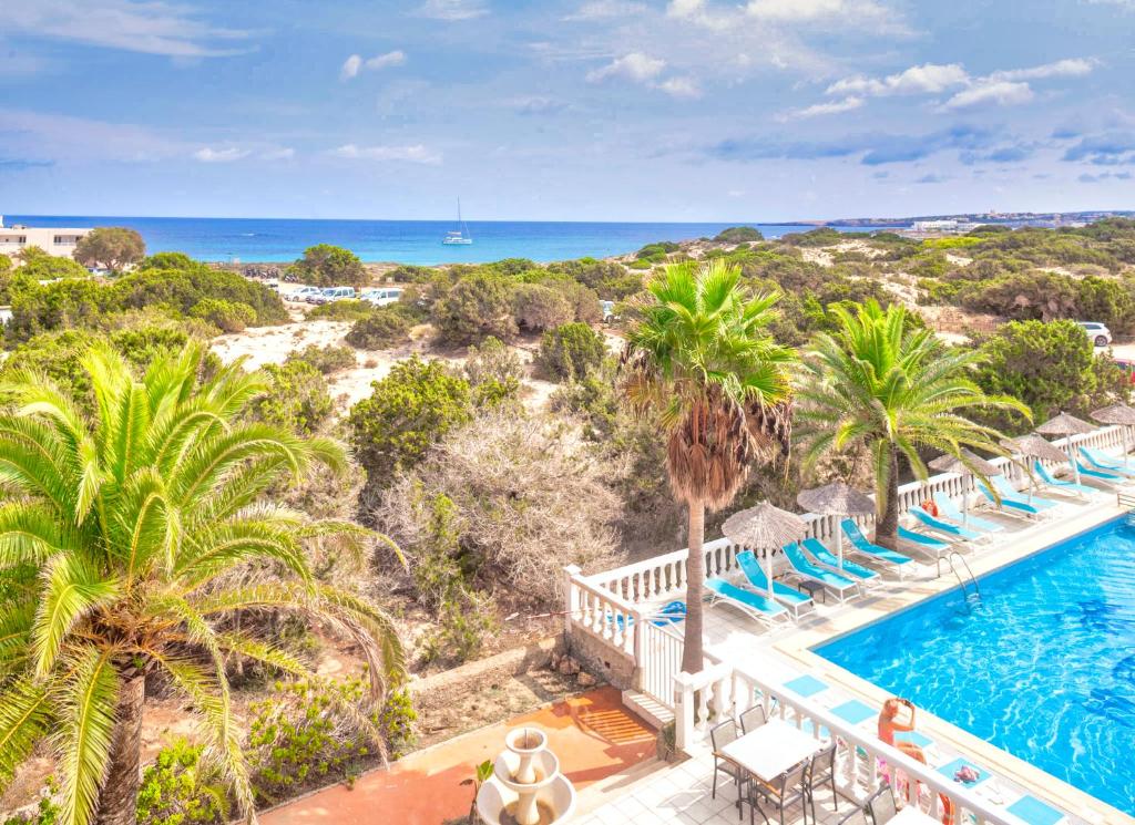 una vista aérea de un complejo con piscina y palmeras en Roquetes Rooms - Formentera Break, en Es Pujols