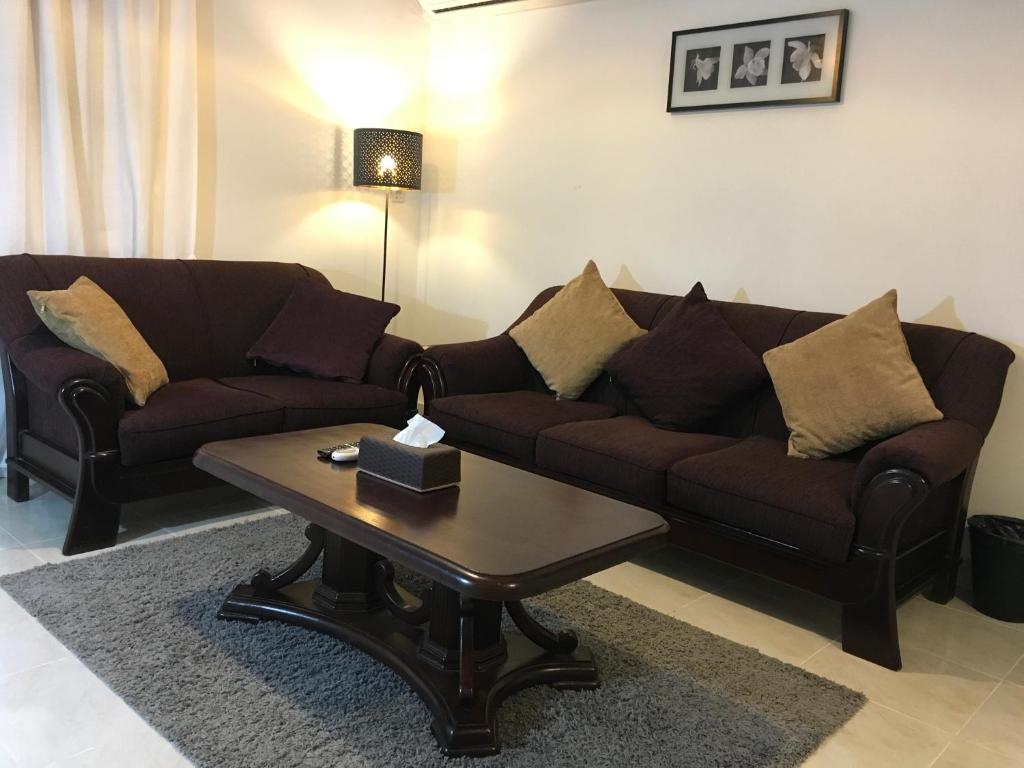 Posezení v ubytování Al-Rehab luxury apartment Families only